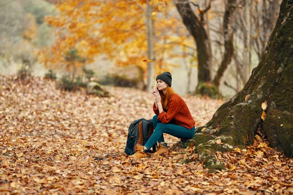 Frau in der Parklandschaft fallende Blätter reisen Natur Herbst Modell Rucksack — Stockfoto