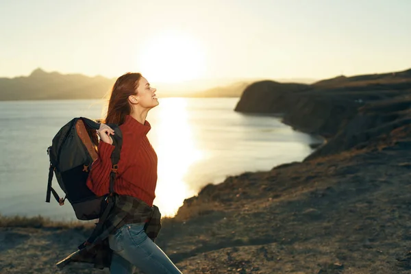 Donna con zaino viaggio natura montagne rocciose paesaggio tramonto — Foto Stock