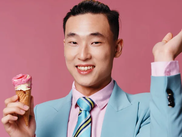アイスクリームとジャケットタイパターンピンクの背景を持つ男 — ストック写真