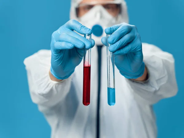 Лабораторія лікаря-чоловіка аналізує дослідження коронавірусу синього фону — стокове фото