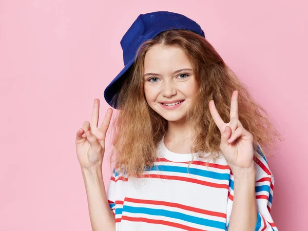 Menina elegante alegre com um boné em sua cabeça moda fundo rosa — Fotografia de Stock