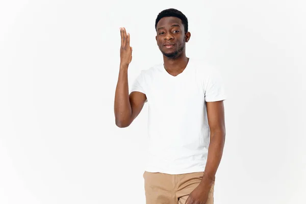 Hombre de aspecto africano en camiseta gesto con las manos estilo de vida — Foto de Stock