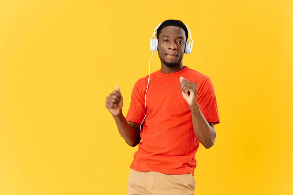 Homem africano usando fones de ouvido ouvindo tecnologia da música — Fotografia de Stock