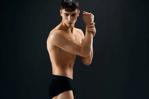 Bodybuilder masculin en culotte noire avec un body studio pompé — Photo