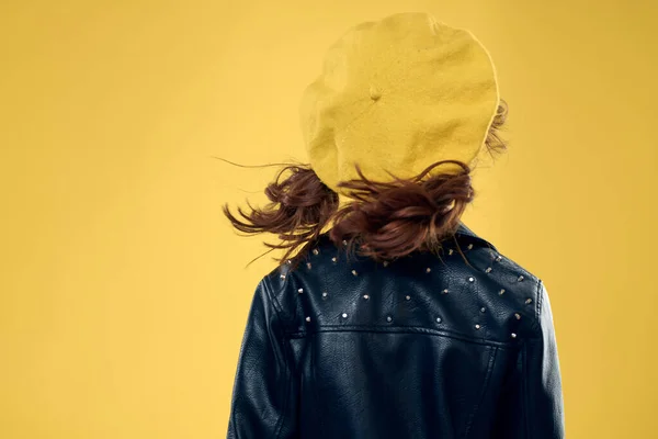 Chica en un sombrero amarillo gafas oscuras ropa de moda estudio estilo de vida infancia — Foto de Stock