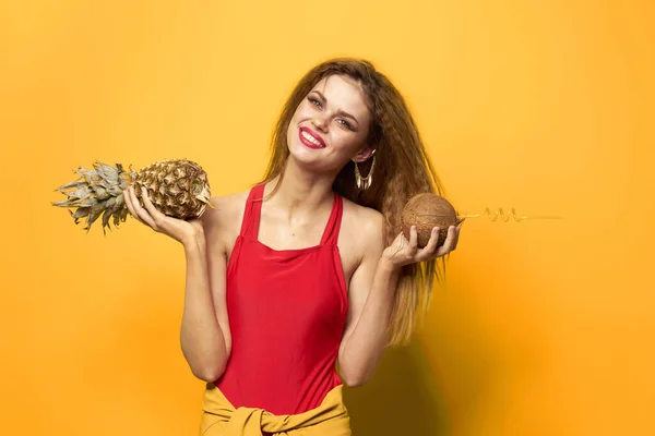Kobieta z ananasem i koktajl kokosowy egzotyczne owoce lato styl życia żółty tło — Zdjęcie stockowe