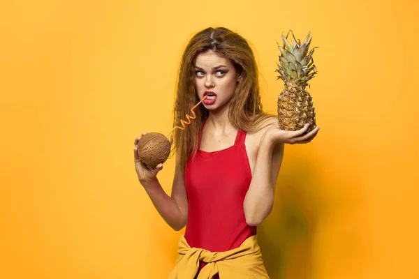 Frau mit Ananas und Kokoscocktail exotische Früchte Sommer Lifestyle gelber Hintergrund — Stockfoto