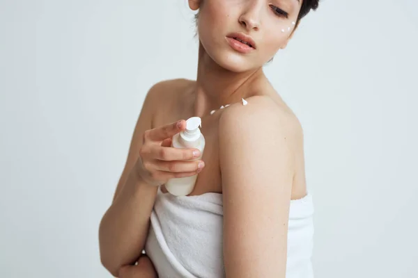 Bare axlar vit handduk lotion för hudvård — Stockfoto