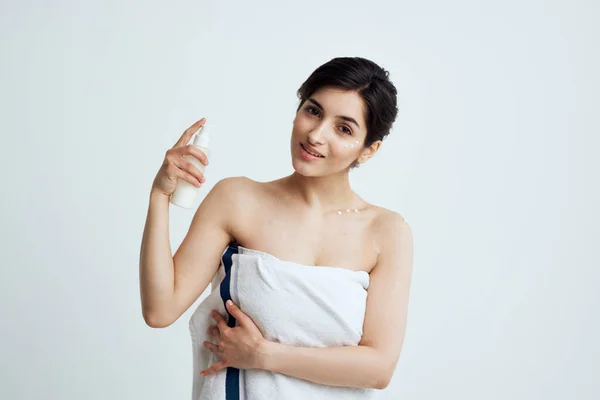 Söt brunett vit handduk lotion för spabehandlingar — Stockfoto