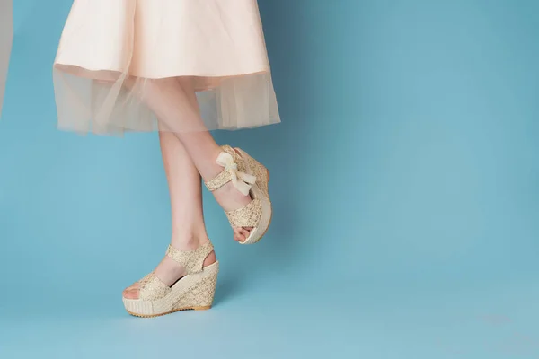 Γυναικεία πόδια φόρεμα παπούτσια παπούτσια μπλε φόντο — Φωτογραφία Αρχείου