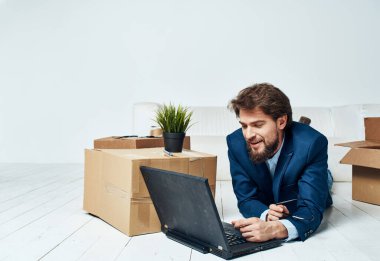 Bilgisayarlı kutuların önünde ofis hayatı tarzı şeylerle uğraşan bir iş adamı.