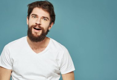 Adam portresi t-shirt adam kırpılmış görünüm alanı