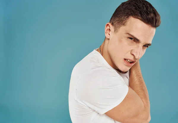 Man in white t-shirt emotions angry look cropped view Studio — Stock Photo, Image