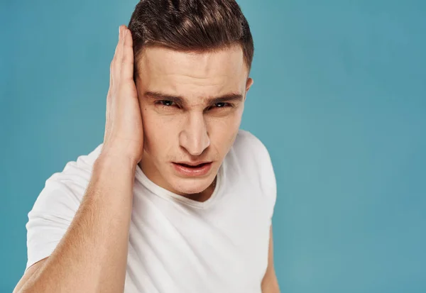 Homme en colère blanc t-shirt émotions vue recadrée fond bleu — Photo