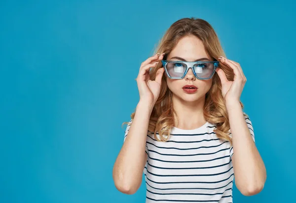 Bonito menina loira em listrado t-shirts estúdio azul fundo moda — Fotografia de Stock