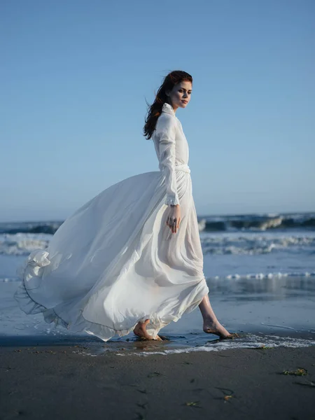 Γοητευτική γυναίκα με ένα φόρεμα κοντά στον ωκεανό στην ακτή της παραλίας μοντέλο κόκκινα μαλλιά — Φωτογραφία Αρχείου