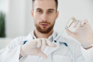 Doktor şırıngayla laboratuvar sıvı enjeksiyon aşısı yaptı.