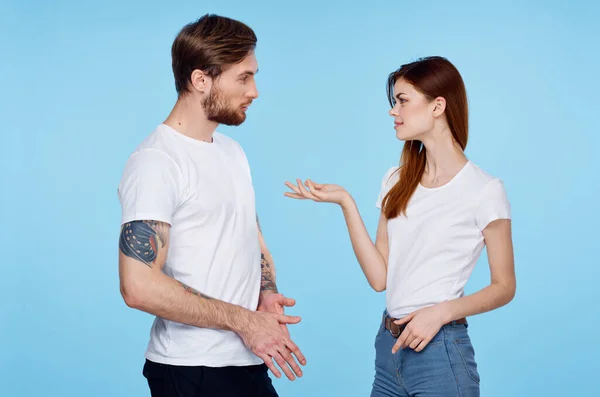 女性のコミュニケーションの横にタトゥーを持つ男日付友情の現代的なスタイル — ストック写真