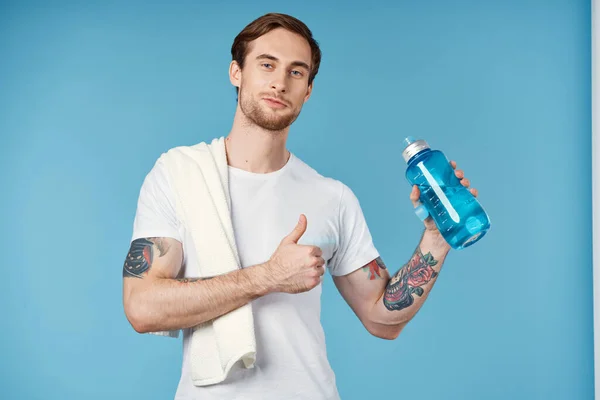Bell'uomo in t-shirt bianca sport acqua bottiglia salute allenamento stile di vita — Foto Stock