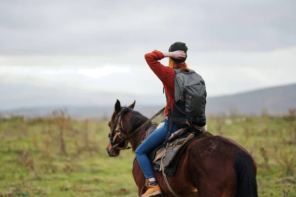 Mulher Caminhante Com Mochila Equitação Cavalo Foto Alta Qualidade — Fotografia de Stock