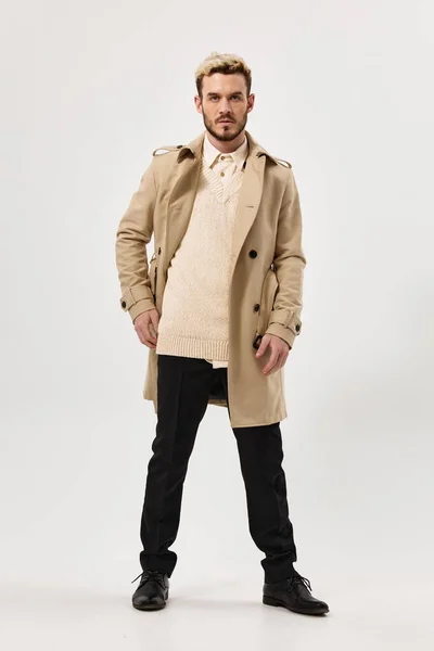 Mężczyzna w beżowy płaszcz atrakcyjny wygląd studio nowoczesny styl światło tło — Zdjęcie stockowe