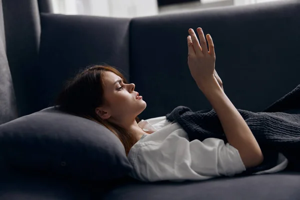 Kobieta Leżąca Kanapie Telefonem Komórkowym Rękach — Zdjęcie stockowe