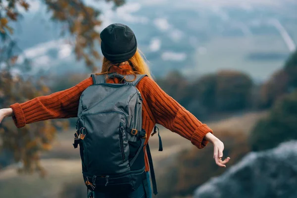 Mujer Excursionista Con Mochila Vacaciones — Foto de Stock