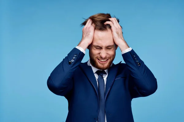 Affärsman i kostym håller sin hand på huvudet känslor finansiella — Stockfoto