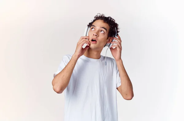 Jonge Man Met Koptelefoon Luisteren Naar Muziek — Stockfoto