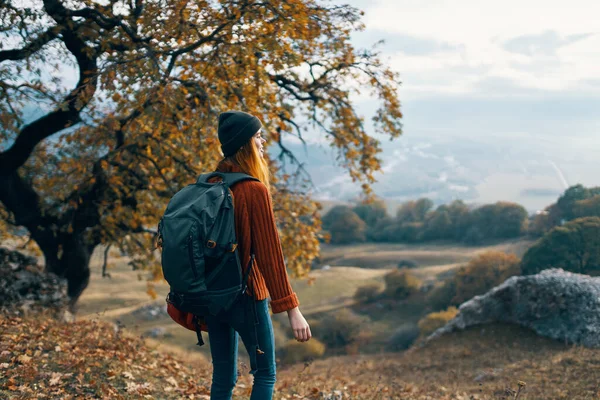 Estate cottage passeggiate nella natura autunno foglie viaggi montagne — Foto Stock