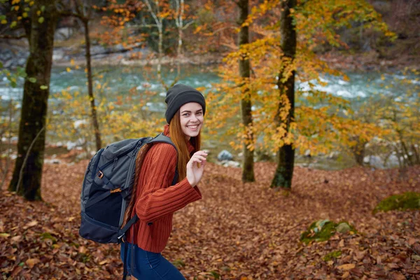 Femme Dans Pull Avec Sac Dos Sur Dos Près Rivière — Photo