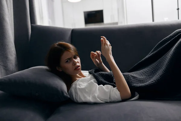 Uma Mulher Deita Sofá Macio Sala Telefone Celular Mão Foto — Fotografia de Stock