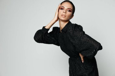 Esmer, parlak makyaj cazibesi siyah elbise modeli