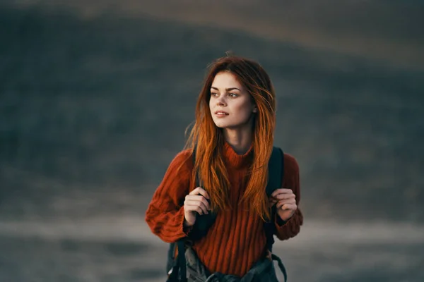 Ładna Kobieta Swetrze Plecakiem Plecach Spoczywa Górach Naturze Wysokiej Jakości — Zdjęcie stockowe