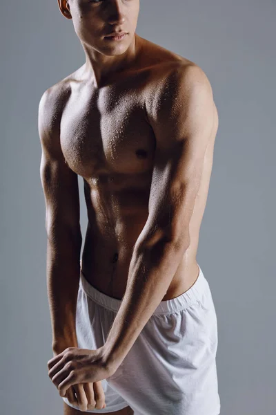 Спортсмен м'язистий торс оголені м'язи культурист фітнес сірий фон обрізаний вид — стокове фото