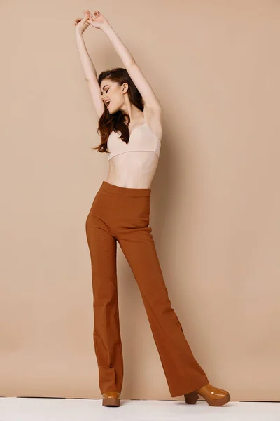 Modelo Mujer Pantalones Sujetador Levantó Las Manos —  Fotos de Stock