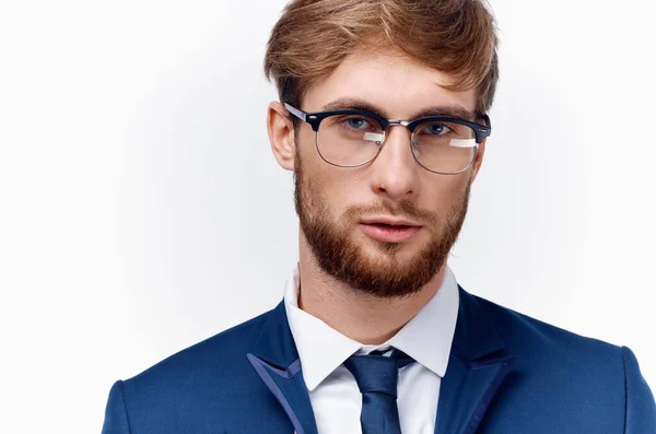 Gözlük takan seksi bir adamın portresi iş dünyası finans ve mavi ceket modeli — Stok fotoğraf