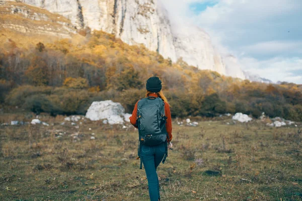 Mujer Otoño Bosque Naturaleza Con Paisajes Montaña Foto Alta Calidad — Foto de Stock