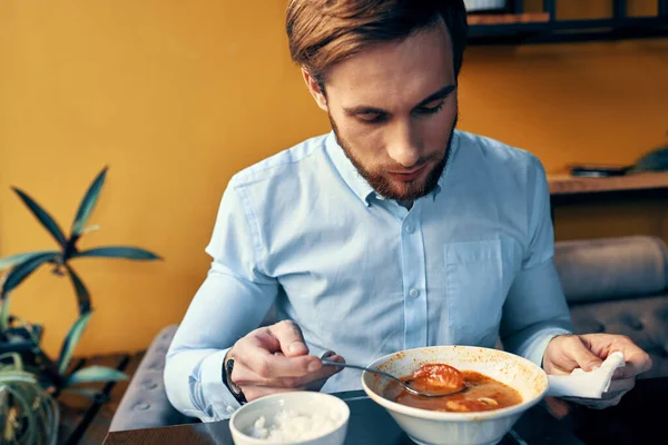 Mężczyzna jedzący lunch w restauracji gorący bulion jedzenie przerwy w pracy — Zdjęcie stockowe