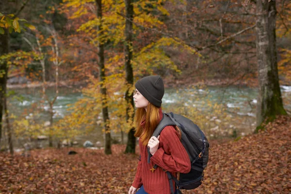 Vue Latérale Femme Heureuse Dans Parc Automne Près Rivière — Photo