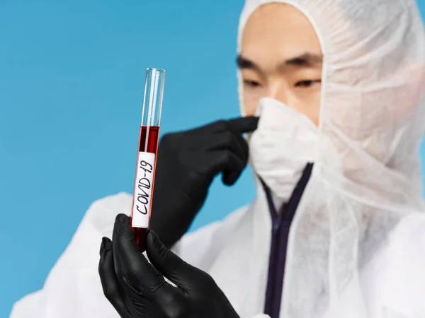 Чоловіча лабораторія асистент аналізу крові діагностика дослідження мікробіології — стокове фото