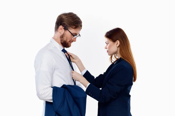スーツを着た若いカップル同僚財務オフィスマネージャー — ストック写真
