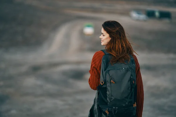 Mujer Con Mochila Descansa Sobre Naturaleza Las Montañas —  Fotos de Stock