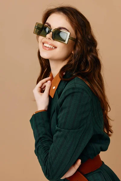 Mulher na moda em terno óculos de sol de estilo moderno fundo bege — Fotografia de Stock