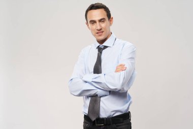 Klasik takım elbiseli bir iş adamı kollarını göğsünde kavuşturdu.