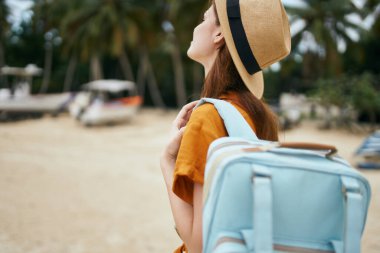 Adada sırt çantalı gezgin ve ağaç turizmi modeli.