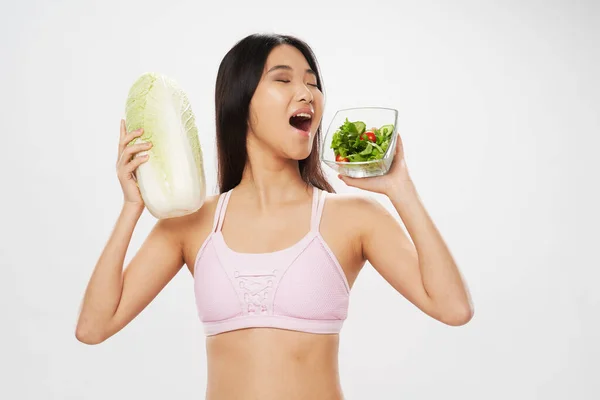 Femme d'apparence asiatique plaque avec des légumes aliments sains — Photo