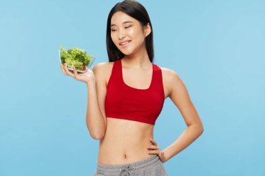Güzel Asyalı kadın ince kalori diyeti ve tabakta salata.