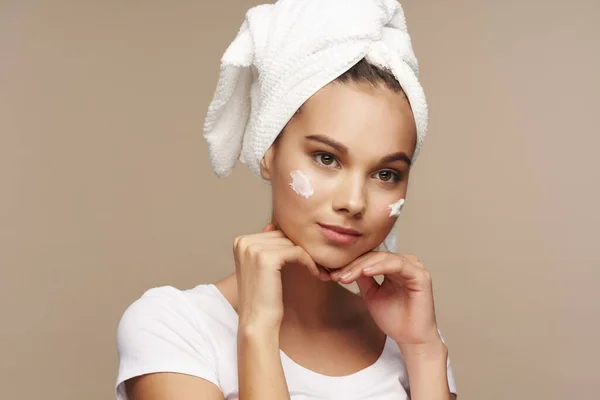 Wanita cantik dengan krim wajah perawatan spa kesehatan kulit bersih — Stok Foto