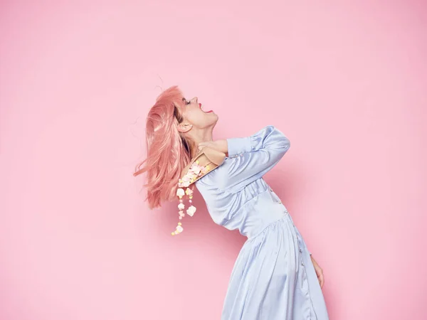 Mulher alegre rosa cabelo e doces doces emoções de luxo Studio — Fotografia de Stock